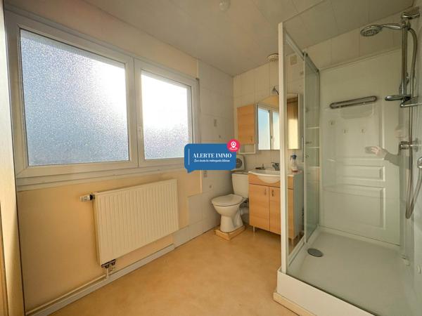 Maison semi-individuelle de 97 m2 comprenant 3 ch + 1 poss, jardin et garage attenant