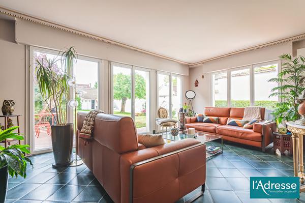 MAISON DE VILLE AVEC JARDIN ET GRAND GARAGE