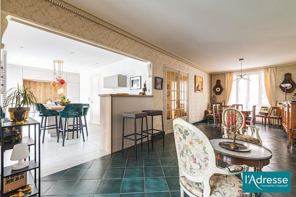 MAISON DE VILLE AVEC JARDIN ET GRAND GARAGE