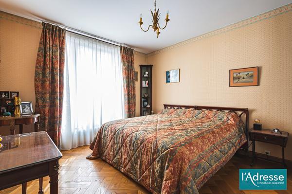 MAISON DE VILLE AVEC JARDIN ET GRAND GARAGE