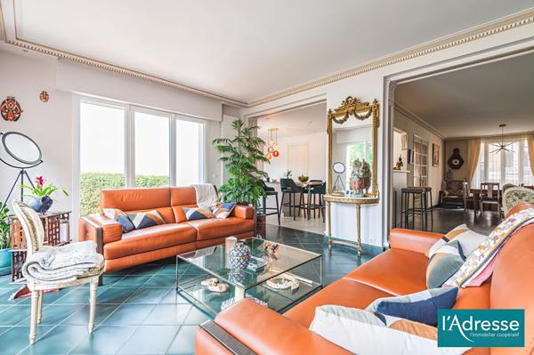 MAISON DE VILLE AVEC JARDIN ET GRAND GARAGE