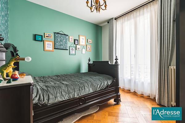 MAISON DE VILLE AVEC JARDIN ET GRAND GARAGE