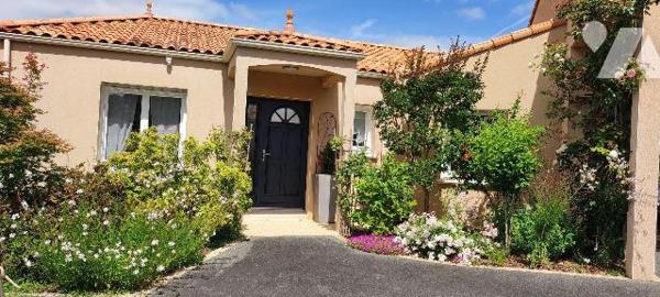 EXCLUSIVITÉ - SAINT-MARS-LA-REORTHE - Au calme et entouré d'un magnifique jardin arboré, découv...