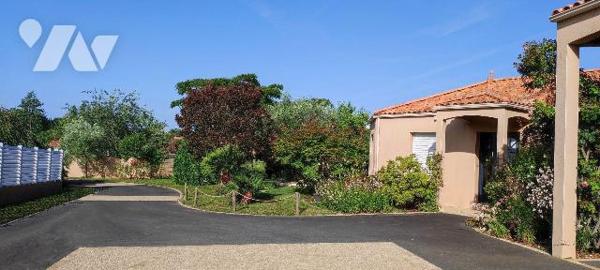 EXCLUSIVITÉ - SAINT-MARS-LA-REORTHE - Au calme et entouré d'un magnifique jardin arboré, découv...