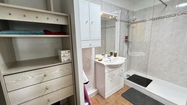 Grasse (06130) Élégant 3 pièces avec terrasse, au calme absolu