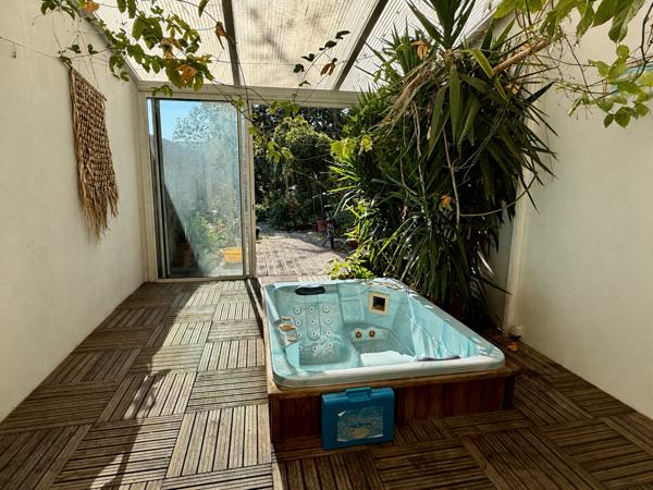 Villeneuve-sur-Lot (47300) Villeneuve sur lot, charmante maison de ville à finir de rénover avec terrasse