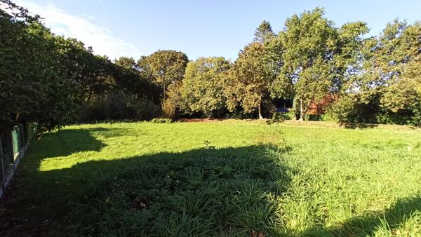 Terrain constructible au bourg dans quartier calme