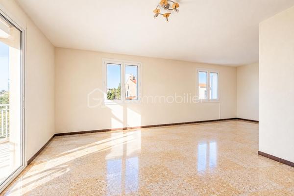 *** MAISON T3/T4 PROCHE TOUTES COMMODITÉS *** DEUX GARAGES + SOUS-SOL AMÉNAGÉ EN T2 INDÉPENDANT ***

Située proche des commodités du centre ville, des écoles, des centres commerciaux, et des plages, cette maison saine et très bien entretenue se compose, au premier étage, d'un hall d'entrée desservant un salon/séjour lumineux d'environ 28m2, avec cheminée et ouvert sur le balcon (possibilité de recréer une troisième chambre), une cuisine indépendante (possibilité d'ouvrir sur le séjour), un WC séparé, un couloir avec placards, une salle d'eau et deux belles chambres (de plus de 10m2 et 14m2).

Au rez-de-sol, vous profiterez de deux garages dont un de près de 30m2 ainsi que d'un appartement T2 avec entrée indépendante.

Cette maison propose des prestations techniques actuelles et de qualité : 
- double vitrage, volets roulants électriques, 
- climatisation réversible, panneaux solaires, éolienne, 
- chauffe-eau thermodynamique, adoucisseur d'eau, osmoseur, forage, 
- borne recharge pour véhicules électriques, portail et porte de garage motorisés, 
- ravalement de façade récent... 

Vous pourrez imaginer des aménagements à votre goût dans cette maison qui n'attend que vous !

Les éventuels acquéreurs de biens immobiliers peuvent se faire assister, dès la première visite, par un professionnel du bâtiment.