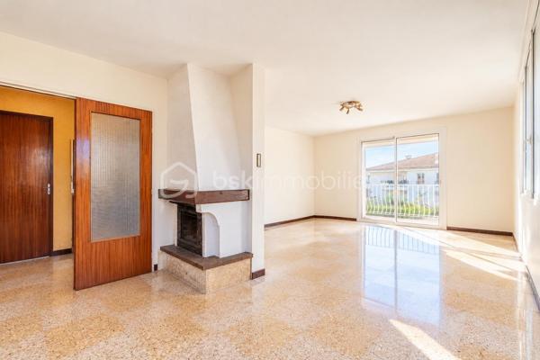*** MAISON T3/T4 PROCHE TOUTES COMMODITÉS *** DEUX GARAGES + SOUS-SOL AMÉNAGÉ EN T2 INDÉPENDANT ***

Située proche des commodités du centre ville, des écoles, des centres commerciaux, et des plages, cette maison saine et très bien entretenue se compose, au premier étage, d'un hall d'entrée desservant un salon/séjour lumineux d'environ 28m2, avec cheminée et ouvert sur le balcon (possibilité de recréer une troisième chambre), une cuisine indépendante (possibilité d'ouvrir sur le séjour), un WC séparé, un couloir avec placards, une salle d'eau et deux belles chambres (de plus de 10m2 et 14m2).

Au rez-de-sol, vous profiterez de deux garages dont un de près de 30m2 ainsi que d'un appartement T2 avec entrée indépendante.

Cette maison propose des prestations techniques actuelles et de qualité : 
- double vitrage, volets roulants électriques, 
- climatisation réversible, panneaux solaires, éolienne, 
- chauffe-eau thermodynamique, adoucisseur d'eau, osmoseur, forage, 
- borne recharge pour véhicules électriques, portail et porte de garage motorisés, 
- ravalement de façade récent... 

Vous pourrez imaginer des aménagements à votre goût dans cette maison qui n'attend que vous !

Les éventuels acquéreurs de biens immobiliers peuvent se faire assister, dès la première visite, par un professionnel du bâtiment.