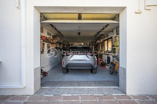 *** MAISON T3/T4 PROCHE TOUTES COMMODITÉS *** DEUX GARAGES + SOUS-SOL AMÉNAGÉ EN T2 INDÉPENDANT ***

Située proche des commodités du centre ville, des écoles, des centres commerciaux, et des plages, cette maison saine et très bien entretenue se compose, au premier étage, d'un hall d'entrée desservant un salon/séjour lumineux d'environ 28m2, avec cheminée et ouvert sur le balcon (possibilité de recréer une troisième chambre), une cuisine indépendante (possibilité d'ouvrir sur le séjour), un WC séparé, un couloir avec placards, une salle d'eau et deux belles chambres (de plus de 10m2 et 14m2).

Au rez-de-sol, vous profiterez de deux garages dont un de près de 30m2 ainsi que d'un appartement T2 avec entrée indépendante.

Cette maison propose des prestations techniques actuelles et de qualité : 
- double vitrage, volets roulants électriques, 
- climatisation réversible, panneaux solaires, éolienne, 
- chauffe-eau thermodynamique, adoucisseur d'eau, osmoseur, forage, 
- borne recharge pour véhicules électriques, portail et porte de garage motorisés, 
- ravalement de façade récent... 

Vous pourrez imaginer des aménagements à votre goût dans cette maison qui n'attend que vous !

Les éventuels acquéreurs de biens immobiliers peuvent se faire assister, dès la première visite, par un professionnel du bâtiment.