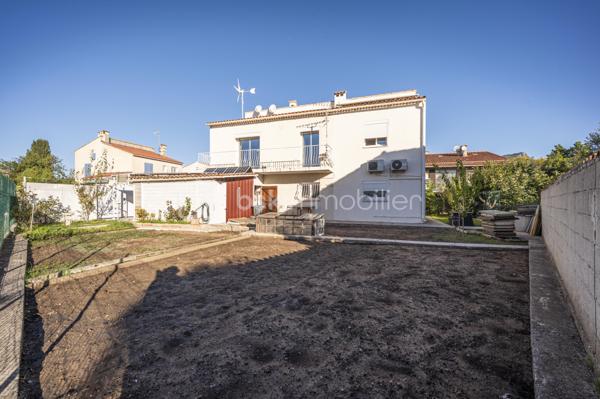 *** MAISON T3/T4 PROCHE TOUTES COMMODITÉS *** DEUX GARAGES + SOUS-SOL AMÉNAGÉ EN T2 INDÉPENDANT ***

Située proche des commodités du centre ville, des écoles, des centres commerciaux, et des plages, cette maison saine et très bien entretenue se compose, au premier étage, d'un hall d'entrée desservant un salon/séjour lumineux d'environ 28m2, avec cheminée et ouvert sur le balcon (possibilité de recréer une troisième chambre), une cuisine indépendante (possibilité d'ouvrir sur le séjour), un WC séparé, un couloir avec placards, une salle d'eau et deux belles chambres (de plus de 10m2 et 14m2).

Au rez-de-sol, vous profiterez de deux garages dont un de près de 30m2 ainsi que d'un appartement T2 avec entrée indépendante.

Cette maison propose des prestations techniques actuelles et de qualité : 
- double vitrage, volets roulants électriques, 
- climatisation réversible, panneaux solaires, éolienne, 
- chauffe-eau thermodynamique, adoucisseur d'eau, osmoseur, forage, 
- borne recharge pour véhicules électriques, portail et porte de garage motorisés, 
- ravalement de façade récent... 

Vous pourrez imaginer des aménagements à votre goût dans cette maison qui n'attend que vous !

Les éventuels acquéreurs de biens immobiliers peuvent se faire assister, dès la première visite, par un professionnel du bâtiment.