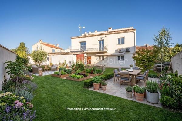 *** MAISON T3/T4 PROCHE TOUTES COMMODITÉS *** DEUX GARAGES + SOUS-SOL AMÉNAGÉ EN T2 INDÉPENDANT ***

Située proche des commodités du centre ville, des écoles, des centres commerciaux, et des plages, cette maison saine et très bien entretenue se compose, au premier étage, d'un hall d'entrée desservant un salon/séjour lumineux d'environ 28m2, avec cheminée et ouvert sur le balcon (possibilité de recréer une troisième chambre), une cuisine indépendante (possibilité d'ouvrir sur le séjour), un WC séparé, un couloir avec placards, une salle d'eau et deux belles chambres (de plus de 10m2 et 14m2).

Au rez-de-sol, vous profiterez de deux garages dont un de près de 30m2 ainsi que d'un appartement T2 avec entrée indépendante.

Cette maison propose des prestations techniques actuelles et de qualité : 
- double vitrage, volets roulants électriques, 
- climatisation réversible, panneaux solaires, éolienne, 
- chauffe-eau thermodynamique, adoucisseur d'eau, osmoseur, forage, 
- borne recharge pour véhicules électriques, portail et porte de garage motorisés, 
- ravalement de façade récent... 

Vous pourrez imaginer des aménagements à votre goût dans cette maison qui n'attend que vous !

Les éventuels acquéreurs de biens immobiliers peuvent se faire assister, dès la première visite, par un professionnel du bâtiment.