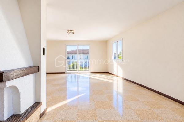 *** MAISON T3/T4 PROCHE TOUTES COMMODITÉS *** DEUX GARAGES + SOUS-SOL AMÉNAGÉ EN T2 INDÉPENDANT ***

Située proche des commodités du centre ville, des écoles, des centres commerciaux, et des plages, cette maison saine et très bien entretenue se compose, au premier étage, d'un hall d'entrée desservant un salon/séjour lumineux d'environ 28m2, avec cheminée et ouvert sur le balcon (possibilité de recréer une troisième chambre), une cuisine indépendante (possibilité d'ouvrir sur le séjour), un WC séparé, un couloir avec placards, une salle d'eau et deux belles chambres (de plus de 10m2 et 14m2).

Au rez-de-sol, vous profiterez de deux garages dont un de près de 30m2 ainsi que d'un appartement T2 avec entrée indépendante.

Cette maison propose des prestations techniques actuelles et de qualité : 
- double vitrage, volets roulants électriques, 
- climatisation réversible, panneaux solaires, éolienne, 
- chauffe-eau thermodynamique, adoucisseur d'eau, osmoseur, forage, 
- borne recharge pour véhicules électriques, portail et porte de garage motorisés, 
- ravalement de façade récent... 

Vous pourrez imaginer des aménagements à votre goût dans cette maison qui n'attend que vous !

Les éventuels acquéreurs de biens immobiliers peuvent se faire assister, dès la première visite, par un professionnel du bâtiment.