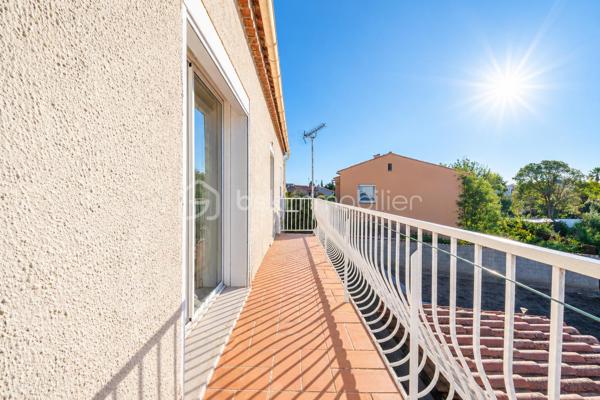 *** MAISON T3/T4 PROCHE TOUTES COMMODITÉS *** DEUX GARAGES + SOUS-SOL AMÉNAGÉ EN T2 INDÉPENDANT ***

Située proche des commodités du centre ville, des écoles, des centres commerciaux, et des plages, cette maison saine et très bien entretenue se compose, au premier étage, d'un hall d'entrée desservant un salon/séjour lumineux d'environ 28m2, avec cheminée et ouvert sur le balcon (possibilité de recréer une troisième chambre), une cuisine indépendante (possibilité d'ouvrir sur le séjour), un WC séparé, un couloir avec placards, une salle d'eau et deux belles chambres (de plus de 10m2 et 14m2).

Au rez-de-sol, vous profiterez de deux garages dont un de près de 30m2 ainsi que d'un appartement T2 avec entrée indépendante.

Cette maison propose des prestations techniques actuelles et de qualité : 
- double vitrage, volets roulants électriques, 
- climatisation réversible, panneaux solaires, éolienne, 
- chauffe-eau thermodynamique, adoucisseur d'eau, osmoseur, forage, 
- borne recharge pour véhicules électriques, portail et porte de garage motorisés, 
- ravalement de façade récent... 

Vous pourrez imaginer des aménagements à votre goût dans cette maison qui n'attend que vous !

Les éventuels acquéreurs de biens immobiliers peuvent se faire assister, dès la première visite, par un professionnel du bâtiment.