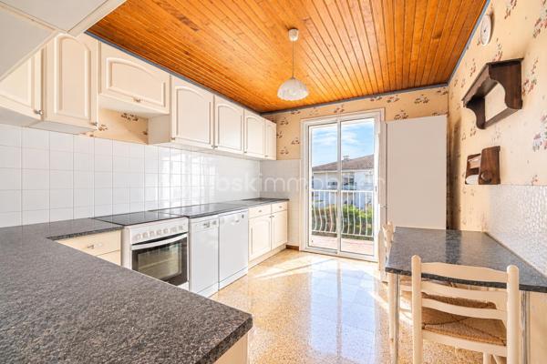*** MAISON T3/T4 PROCHE TOUTES COMMODITÉS *** DEUX GARAGES + SOUS-SOL AMÉNAGÉ EN T2 INDÉPENDANT ***

Située proche des commodités du centre ville, des écoles, des centres commerciaux, et des plages, cette maison saine et très bien entretenue se compose, au premier étage, d'un hall d'entrée desservant un salon/séjour lumineux d'environ 28m2, avec cheminée et ouvert sur le balcon (possibilité de recréer une troisième chambre), une cuisine indépendante (possibilité d'ouvrir sur le séjour), un WC séparé, un couloir avec placards, une salle d'eau et deux belles chambres (de plus de 10m2 et 14m2).

Au rez-de-sol, vous profiterez de deux garages dont un de près de 30m2 ainsi que d'un appartement T2 avec entrée indépendante.

Cette maison propose des prestations techniques actuelles et de qualité : 
- double vitrage, volets roulants électriques, 
- climatisation réversible, panneaux solaires, éolienne, 
- chauffe-eau thermodynamique, adoucisseur d'eau, osmoseur, forage, 
- borne recharge pour véhicules électriques, portail et porte de garage motorisés, 
- ravalement de façade récent... 

Vous pourrez imaginer des aménagements à votre goût dans cette maison qui n'attend que vous !

Les éventuels acquéreurs de biens immobiliers peuvent se faire assister, dès la première visite, par un professionnel du bâtiment.