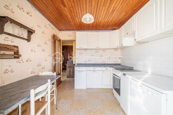 *** MAISON T3/T4 PROCHE TOUTES COMMODITÉS *** DEUX GARAGES + SOUS-SOL AMÉNAGÉ EN T2 INDÉPENDANT ***

Située proche des commodités du centre ville, des écoles, des centres commerciaux, et des plages, cette maison saine et très bien entretenue se compose, au premier étage, d'un hall d'entrée desservant un salon/séjour lumineux d'environ 28m2, avec cheminée et ouvert sur le balcon (possibilité de recréer une troisième chambre), une cuisine indépendante (possibilité d'ouvrir sur le séjour), un WC séparé, un couloir avec placards, une salle d'eau et deux belles chambres (de plus de 10m2 et 14m2).

Au rez-de-sol, vous profiterez de deux garages dont un de près de 30m2 ainsi que d'un appartement T2 avec entrée indépendante.

Cette maison propose des prestations techniques actuelles et de qualité : 
- double vitrage, volets roulants électriques, 
- climatisation réversible, panneaux solaires, éolienne, 
- chauffe-eau thermodynamique, adoucisseur d'eau, osmoseur, forage, 
- borne recharge pour véhicules électriques, portail et porte de garage motorisés, 
- ravalement de façade récent... 

Vous pourrez imaginer des aménagements à votre goût dans cette maison qui n'attend que vous !

Les éventuels acquéreurs de biens immobiliers peuvent se faire assister, dès la première visite, par un professionnel du bâtiment.