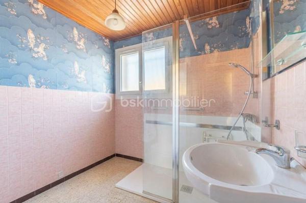 *** MAISON T3/T4 PROCHE TOUTES COMMODITÉS *** DEUX GARAGES + SOUS-SOL AMÉNAGÉ EN T2 INDÉPENDANT ***

Située proche des commodités du centre ville, des écoles, des centres commerciaux, et des plages, cette maison saine et très bien entretenue se compose, au premier étage, d'un hall d'entrée desservant un salon/séjour lumineux d'environ 28m2, avec cheminée et ouvert sur le balcon (possibilité de recréer une troisième chambre), une cuisine indépendante (possibilité d'ouvrir sur le séjour), un WC séparé, un couloir avec placards, une salle d'eau et deux belles chambres (de plus de 10m2 et 14m2).

Au rez-de-sol, vous profiterez de deux garages dont un de près de 30m2 ainsi que d'un appartement T2 avec entrée indépendante.

Cette maison propose des prestations techniques actuelles et de qualité : 
- double vitrage, volets roulants électriques, 
- climatisation réversible, panneaux solaires, éolienne, 
- chauffe-eau thermodynamique, adoucisseur d'eau, osmoseur, forage, 
- borne recharge pour véhicules électriques, portail et porte de garage motorisés, 
- ravalement de façade récent... 

Vous pourrez imaginer des aménagements à votre goût dans cette maison qui n'attend que vous !

Les éventuels acquéreurs de biens immobiliers peuvent se faire assister, dès la première visite, par un professionnel du bâtiment.