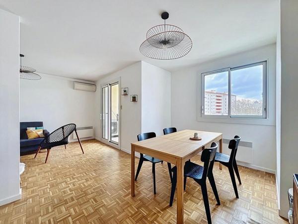 Gratte-Ciel, pied du tram, T4 avec parc sécurisé