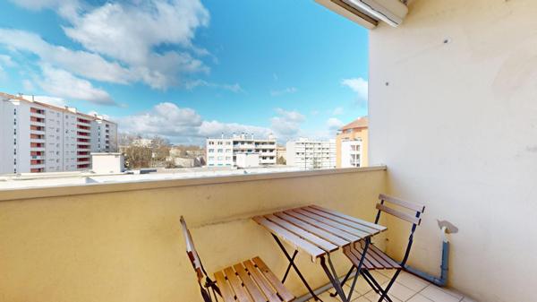 Gratte-Ciel, pied du tram, T4 avec parc sécurisé