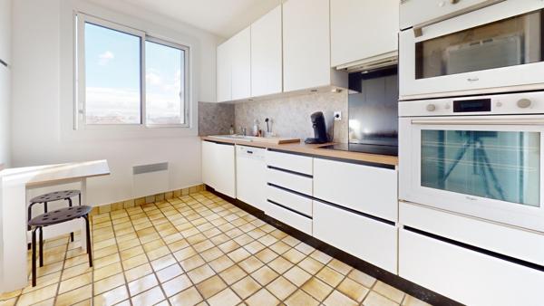 Gratte-Ciel, pied du tram, T4 avec parc sécurisé