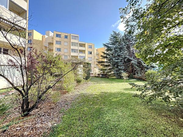 Gratte-Ciel, pied du tram, T4 avec parc sécurisé