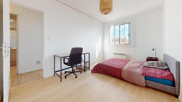 Gratte-Ciel, pied du tram, T4 avec parc sécurisé