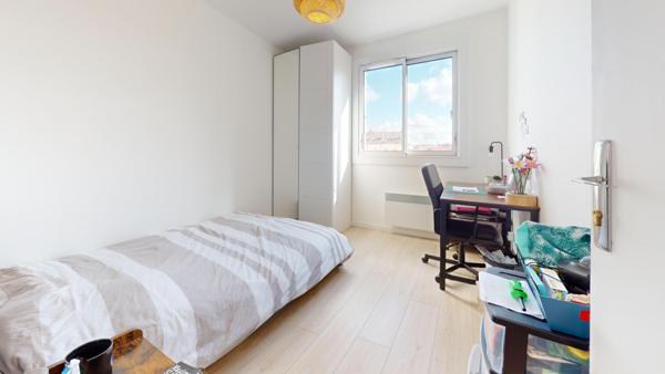 Gratte-Ciel, pied du tram, T4 avec parc sécurisé