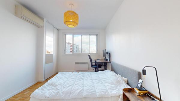 Gratte-Ciel, pied du tram, T4 avec parc sécurisé