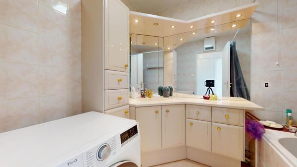 Gratte-Ciel, pied du tram, T4 avec parc sécurisé