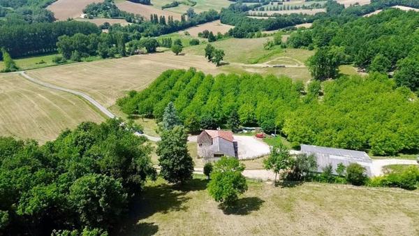 Charmante maison en pierre sur 12 ha