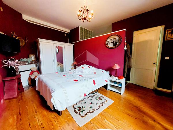 CHARME ET AUTHENTICITE EN PLEIN CENTRE VILLAGE DE MORNAC SUR SEUDRE