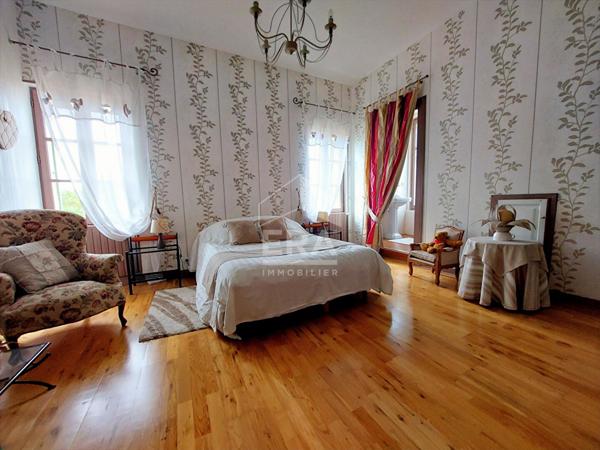 CHARME ET AUTHENTICITE EN PLEIN CENTRE VILLAGE DE MORNAC SUR SEUDRE