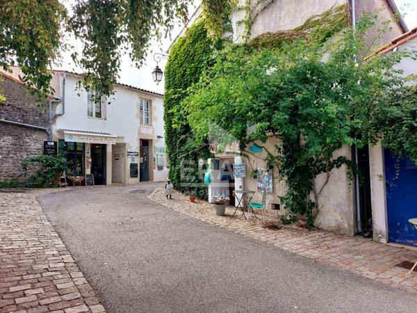 CHARME ET AUTHENTICITE EN PLEIN CENTRE VILLAGE DE MORNAC SUR SEUDRE