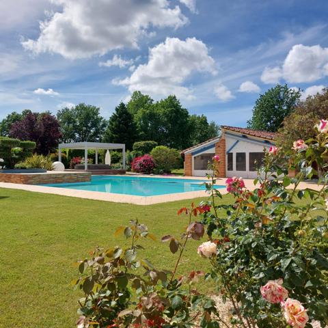 Maison à vendre 13 pièces MONTAUBAN (82), salle de reception, parking, bureaux, cave, dépendances,  parc de 8000m2, 2 entrées indépendantes