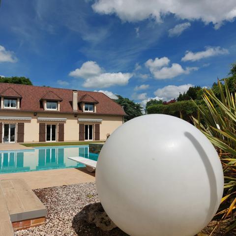 Maison à vendre 13 pièces MONTAUBAN (82), salle de reception, parking, bureaux, cave, dépendances,  parc de 8000m2, 2 entrées indépendantes