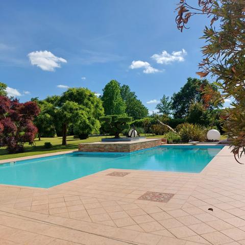 Maison à vendre 13 pièces MONTAUBAN (82), salle de reception, parking, bureaux, cave, dépendances,  parc de 8000m2, 2 entrées indépendantes