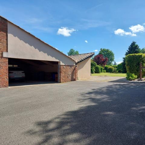 Maison à vendre 13 pièces MONTAUBAN (82), salle de reception, parking, bureaux, cave, dépendances,  parc de 8000m2, 2 entrées indépendantes