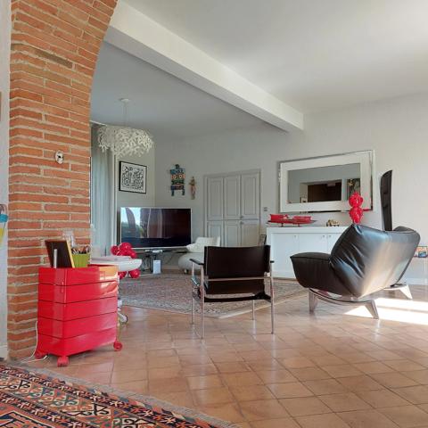 Maison à vendre 13 pièces MONTAUBAN (82), salle de reception, parking, bureaux, cave, dépendances,  parc de 8000m2, 2 entrées indépendantes