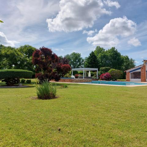 Maison à vendre 13 pièces MONTAUBAN (82), salle de reception, parking, bureaux, cave, dépendances,  parc de 8000m2, 2 entrées indépendantes