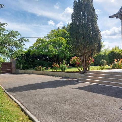Maison à vendre 13 pièces MONTAUBAN (82), salle de reception, parking, bureaux, cave, dépendances,  parc de 8000m2, 2 entrées indépendantes