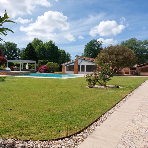 Maison à vendre 13 pièces MONTAUBAN (82), salle de reception, parking, bureaux, cave, dépendances,  parc de 8000m2, 2 entrées indépendantes