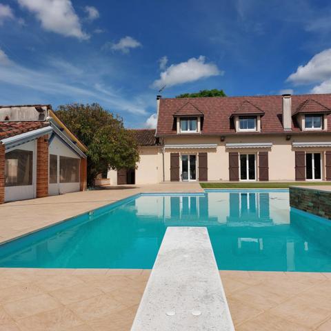Maison à vendre 13 pièces MONTAUBAN (82), salle de reception, parking, bureaux, cave, dépendances,  parc de 8000m2, 2 entrées indépendantes