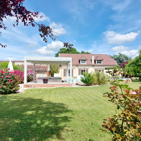 Maison à vendre 13 pièces MONTAUBAN (82), salle de reception, parking, bureaux, cave, dépendances,  parc de 8000m2, 2 entrées indépendantes