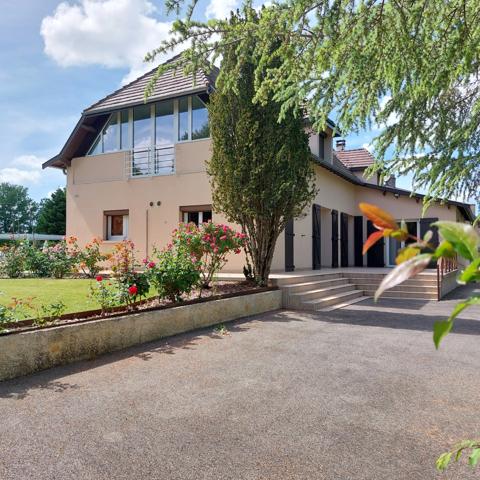 Maison à vendre 13 pièces MONTAUBAN (82), salle de reception, parking, bureaux, cave, dépendances,  parc de 8000m2, 2 entrées indépendantes