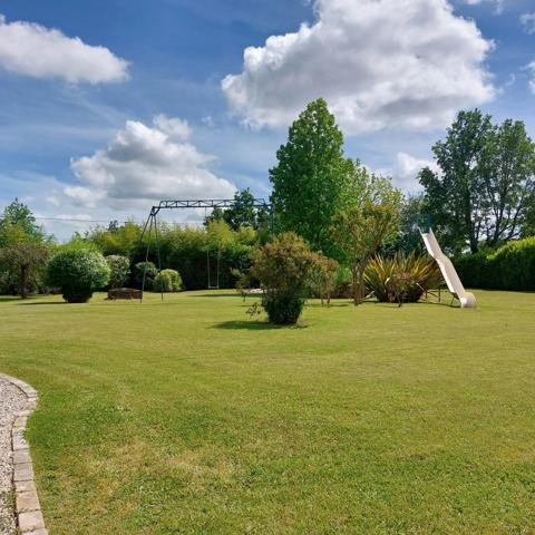 Maison à vendre 13 pièces MONTAUBAN (82), salle de reception, parking, bureaux, cave, dépendances,  parc de 8000m2, 2 entrées indépendantes