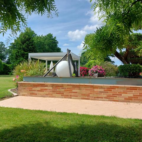 Maison à vendre 13 pièces MONTAUBAN (82), salle de reception, parking, bureaux, cave, dépendances,  parc de 8000m2, 2 entrées indépendantes