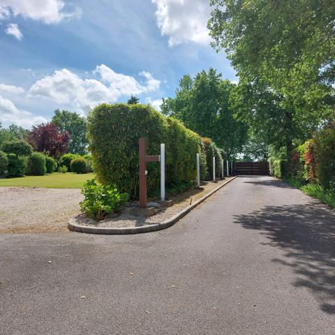 Maison à vendre 13 pièces MONTAUBAN (82), salle de reception, parking, bureaux, cave, dépendances,  parc de 8000m2, 2 entrées indépendantes