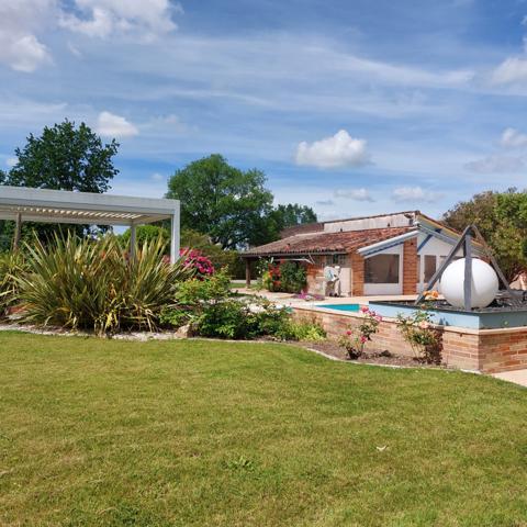 Maison à vendre 13 pièces MONTAUBAN (82), salle de reception, parking, bureaux, cave, dépendances,  parc de 8000m2, 2 entrées indépendantes