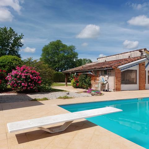 Maison à vendre 13 pièces MONTAUBAN (82), salle de reception, parking, bureaux, cave, dépendances,  parc de 8000m2, 2 entrées indépendantes