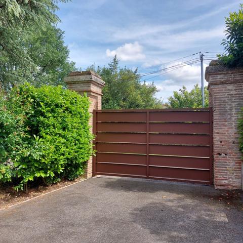 Maison à vendre 13 pièces MONTAUBAN (82), salle de reception, parking, bureaux, cave, dépendances,  parc de 8000m2, 2 entrées indépendantes